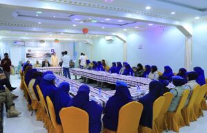 Haweenka Booliska Oo Baydhabo Tababar uga Furmey