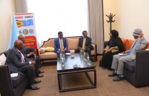 Wasiirka amniga oo Kampala kula kulmay dhigiisa Uganda