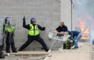 Dibadbaxayaal careysan oo weeraray booliiska dalka Ireland