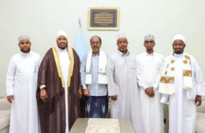 Madaxweyne Xasan oo qaabilay Caalimka Soomaaliyeed ee Shiikh C.rashiid Cali Suufi.