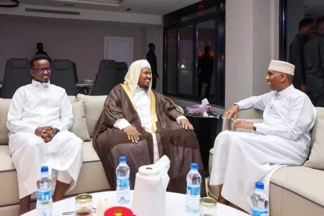 Prime-Minister-Hamza-Visits-Sheikh-Abdirashid-Sheikh-Ali-Suufi-and-Meets-Mogadishu-Residents