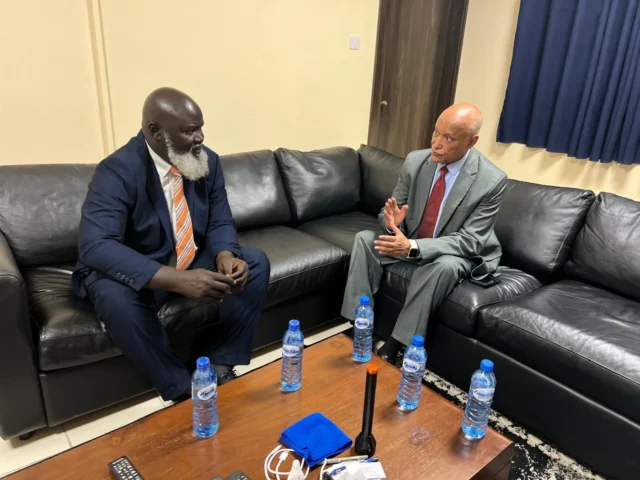 Wakiilka-Gaarka-ah-ee-Midowga-Afrika-oo-Muqdisho-kula-kulmay-La-Taliyaha-Amniga-Qaranka