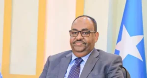 Deni oo xalay kulan la qaatay Xildhibaanada, Muxuu kala hadlay?.