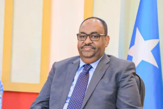 Deni oo xalay kulan la qaatay Xildhibaanada, Muxuu kala hadlay?.