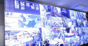 Canshuur aruuriyaasha itoobiya oo dharka Kaamirooyin loogu xirayo si loola dagaallamo musuqa.