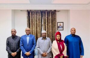 Gudoomiye Aadan madoobe iyo xildhibaano kale oo isku raacay in markale Lafta gareen loo dhiso MW Koofur galbeed.