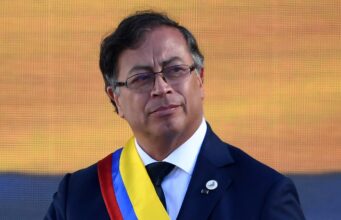 Madaxweynaha Colombia oo sheegay in uu diyaar yahay dagaalka Donald Trump