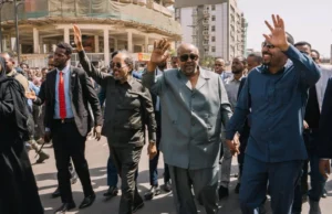 Sawiro;-Madaxweynayaasha Soomaaliya, Jabuuti iyo Abii Axmed oo Socod ku maray waodoyinka Jigjiga