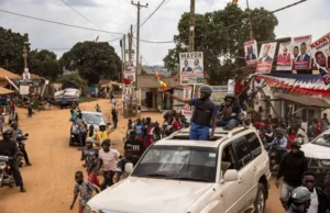 Codeynta doorashada oo ka socota dalka Uganda, xilli Madaxweyne Museveni wajahayo tartan adag