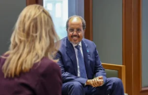 Madaxweyne Xasan Sheekh oo qaabilay wafdi sare oo ka socday Boqortooyada Ingiriiska.