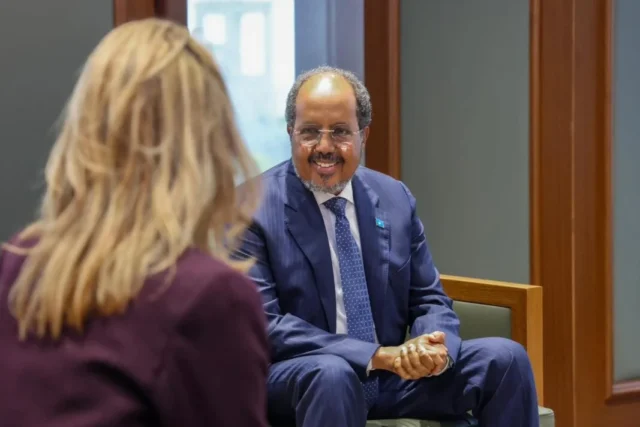 DAAWO-SAWIRADA-Madaxweyne-Xasan-Sheekh-oo-qaabilay-wafdi-sare-oo-ka-socday-Boqortooyada-Ingiriiska-2-1068x712