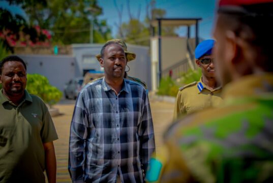 Sawiro;-Wasiirka Amniga Koonfur Galbeed oo Tababar u Soo Xiray Cutubyo ka Tirsan Booliiska Gaarka ah