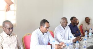 Sawiro;-Wafdi Dowladda Federaalka ah oo Xudur kulan kula qaatay maamulka, saraakiisha ciidamada iyo hoggaanka Maamulka Bakool