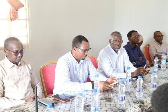 Sawiro;-Wafdi Dowladda Federaalka ah oo Xudur kulan kula qaatay maamulka, saraakiisha ciidamada iyo hoggaanka Maamulka Bakool