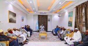 Sawiro;-Guddoomiye Aadan Madoobe oo Muqdisho kula kulmay Odayaal & Waxgarad kasoo jeeda DG Koofur Galbeed