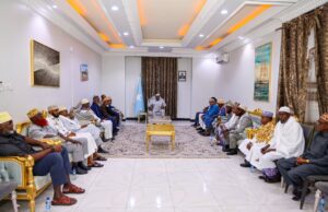 Sawiro;-Guddoomiye Aadan Madoobe oo Muqdisho kula kulmay Odayaal & Waxgarad kasoo jeeda DG Koofur Galbeed