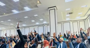 Baarlamaanka Soomaaliya oo maanta u fadhiya ansixinta Dastuurka Dalka ee wax ka baddelka lagu sameeyay