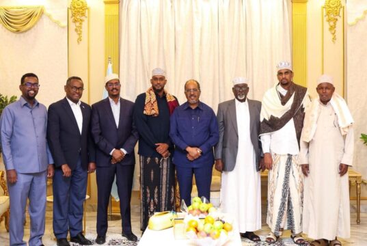 Madaxweyne Xasan Sheekh oo la kulmay Isimada Puntland