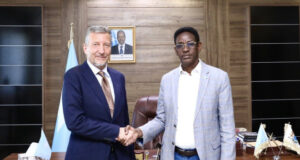 Wasiirka amniga Soomaaliya oo kulan la qaatay Safiirka Switzerland.