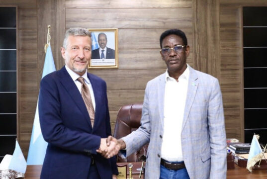 Wasiirka amniga Soomaaliya oo kulan la qaatay Safiirka Switzerland.