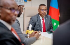 Sawiro;-Hoggaamiyaha KMG ah ee DGKGS oo Ka Qaybgalay Dhaarinta Wasiirka Cusub ee Beeraha iyo Waraabka.