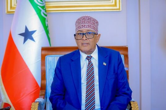 Madaxweynaha Soomaaliland oo cambaareeyey weerarkii ka dhacay xafladii cashada ee Trump