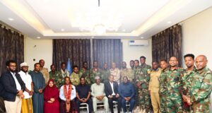 Sawiro;-Sheekh Aadan Maxamed Nuur Madoobe oo La Kulmay Saraakiishii Hoggaamisay Howlgalkii Lagu Sifeeyay Waddada Muqdisho–Baydhabo