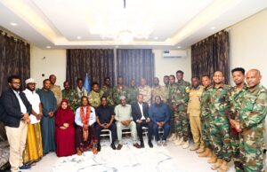 Sawiro;-Sheekh Aadan Maxamed Nuur Madoobe oo La Kulmay Saraakiishii Hoggaamisay Howlgalkii Lagu Sifeeyay Waddada Muqdisho–Baydhabo