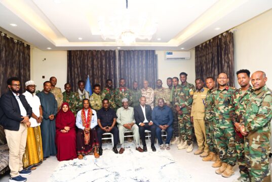 Sawiro;-Sheekh Aadan Maxamed Nuur Madoobe oo La Kulmay Saraakiishii Hoggaamisay Howlgalkii Lagu Sifeeyay Waddada Muqdisho–Baydhabo