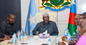 Sawiro;-Gudoomiye Sheekh Adan Madoobe oo Baydhabo Kulan La Qaatay Mas’uuliyiinta Koonfur Galbeed