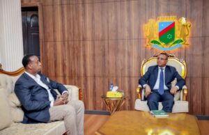 Sawiro;-Hoggaamiyaha KMG ah ee Koonfur Galbeed oo qaabilay Guddoomiyaha Guddiga Madaxa-bannaan ee Doorashooyinka