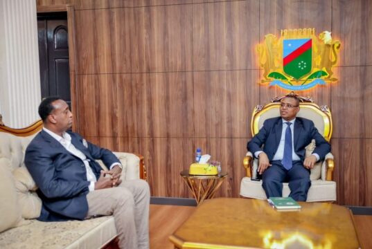 Sawiro;-Hoggaamiyaha KMG ah ee Koonfur Galbeed oo qaabilay Guddoomiyaha Guddiga Madaxa-bannaan ee Doorashooyinka