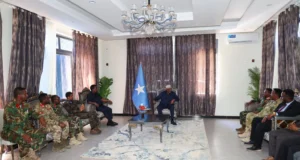 Guddoomiye Aadan Madoobe oo Baydhabo kula Kulmay Taliyaha Ciidanka Soomaaliya.