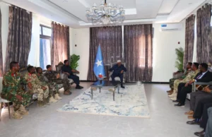 Guddoomiye Aadan Madoobe oo Baydhabo kula Kulmay Taliyaha Ciidanka Soomaaliya.