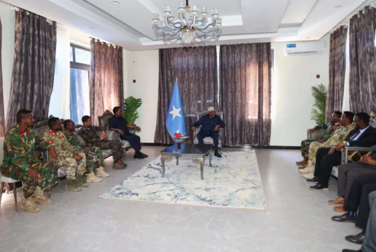 Guddoomiye Aadan Madoobe oo Baydhabo kula Kulmay Taliyaha Ciidanka Soomaaliya.