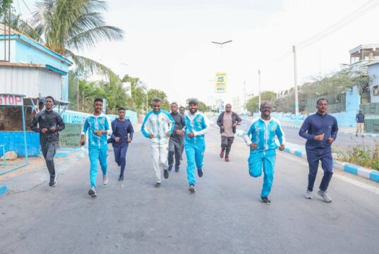 RW Xamsa & Mas’uuliyiin kale oo ka qaybgalay tartan orod fudud ah oo Muqdisho lagu qabtay