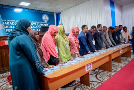 Sawiro;-95 ka xubnood ee Golaha Wakiilada Koofur Galbeed oo si rasmi ah maanta loo dhaariyay.