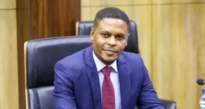 Wasiirkii ugu horreeyay ooIska casilay xilka Xildhibaannimo, si uu u dhaqan galiyo Dastuurka Dhawaan la ansixiyay.