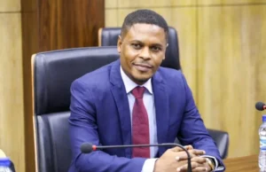 Wasiirkii ugu horreeyay ooIska casilay xilka Xildhibaannimo, si uu u dhaqan galiyo Dastuurka Dhawaan la ansixiyay.