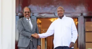 Madaxweyne Xasan Sheekh oo Kampala uga qeybgalaya caleemo-saarka Madaxweyne Museveni.