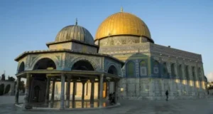 Calanka Israa’iil laga taagay Masjidka Al-aqsa.