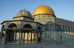Calanka Israa’iil laga taagay Masjidka Al-aqsa.