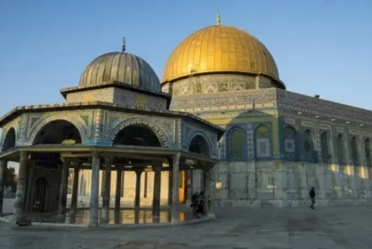 Calanka Israa’iil laga taagay Masjidka Al-aqsa.
