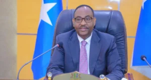 Madaxweyne Deni oo la filayo inuu soo gaaro Magaalada Muqdisho.