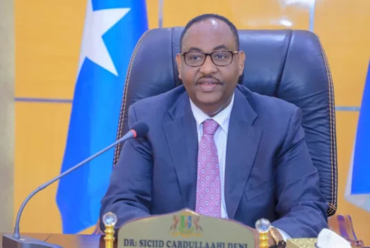 Madaxweyne Deni oo la filayo inuu soo gaaro Magaalada Muqdisho.
