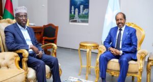 Madaxweynihi hore Sheekh Shariif oo weerar afka ah ku qaaday Xasan Sheekh
