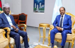 Madaxweynihi hore Sheekh Shariif oo weerar afka ah ku qaaday Xasan Sheekh