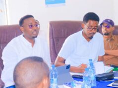 Sawiro;-Masuuliyiin ka tirsan Caafimaadka DKGS oo ka qeybgalay kulan muhiim ah oo lagu xoojinayo isku-duwidda howlaha bani’aadantinimo ee Buurhakaba