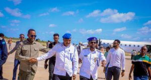 Sawiro;-Taliyaha Hogaanka Nabadgelyada Wadooyinka Boliiska Soomaaliyeed oo Gaaray Baydhabo