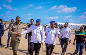 Sawiro;-Taliyaha Hogaanka Nabadgelyada Wadooyinka Boliiska Soomaaliyeed oo Gaaray Baydhabo
